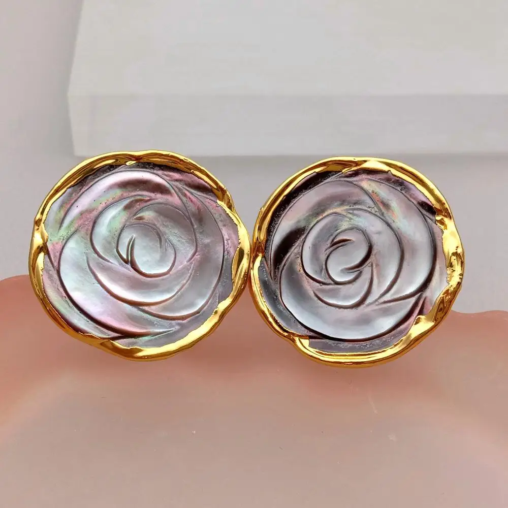 

KKGEM Real 29mm Black Sea Shell Carved Flower Stud Earrings Fashion Jewelry