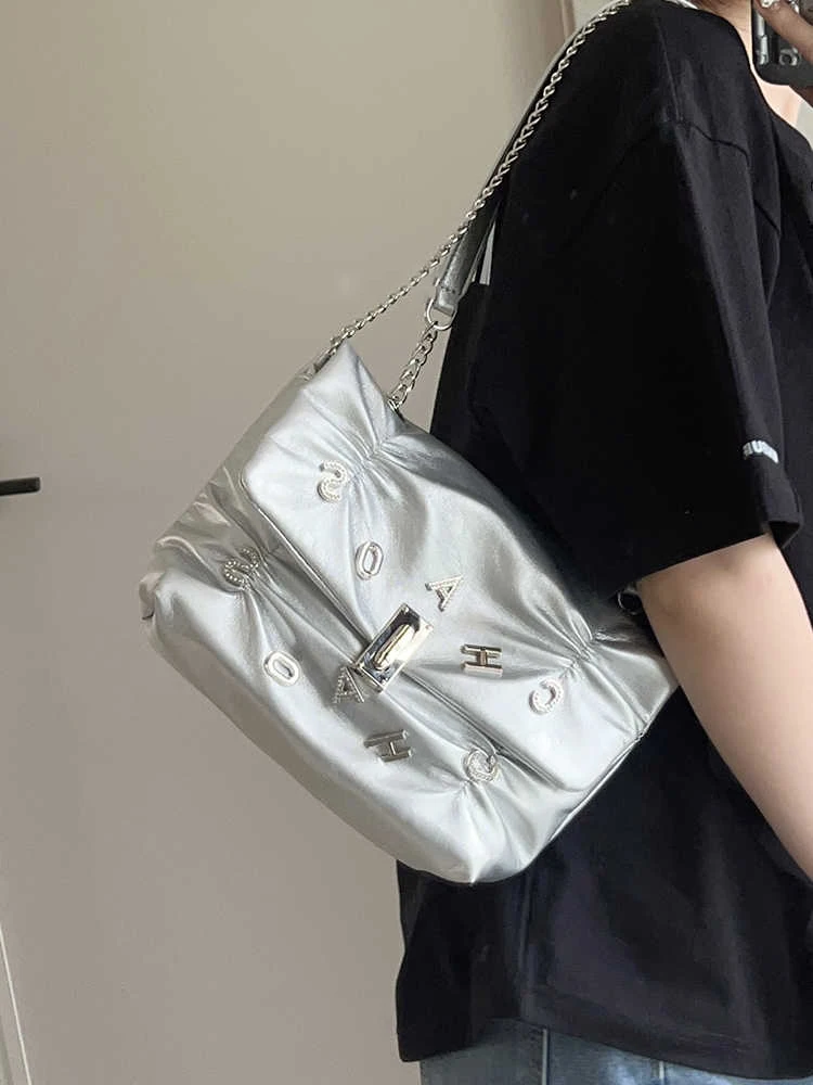 

Women Large Capacity Shoulder Bag Letter Appliques PU Silver Chain Cross Body Bags Casual Fashion Solid Color Hasp Handbags