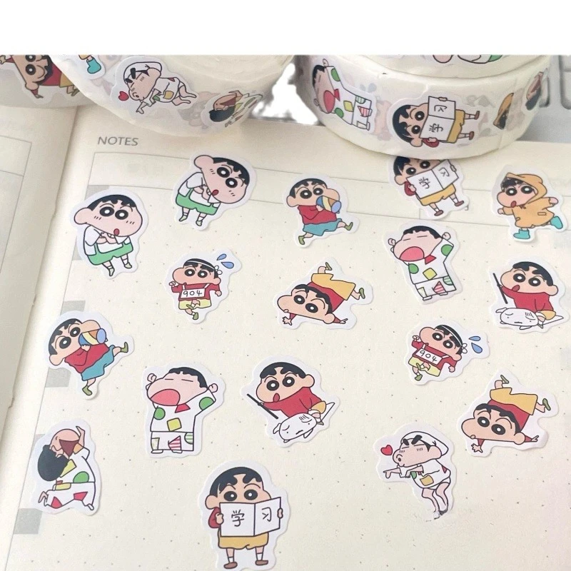 การ์ตูนน่ารัก Crayon Shin-Chan ม้วนสติกเกอร์ถ้วยน้ําโน้ตบุ๊คกีตาร์โทรศัพท์มือถือ SHELL กระเป๋าเดินทางตกแต่งสติกเกอร์ขายส่ง