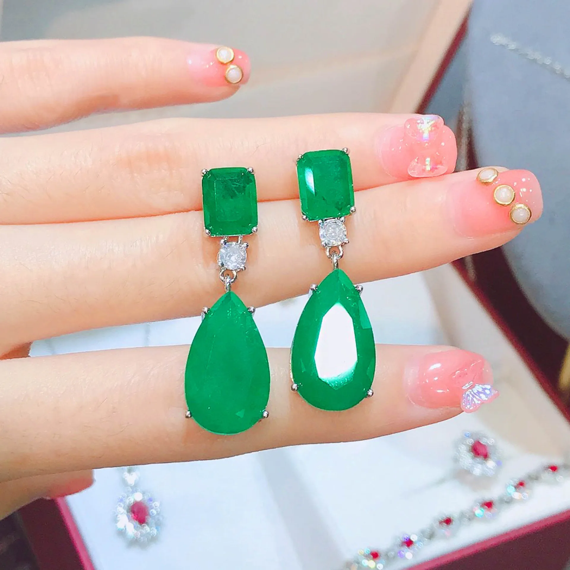 Ohrringe im europäischen Vintage-Stil, mit smaragdgrünen Imitationssteinen und blauen Paraiba-Edelsteinen – Damenschmuck. – Detail 8