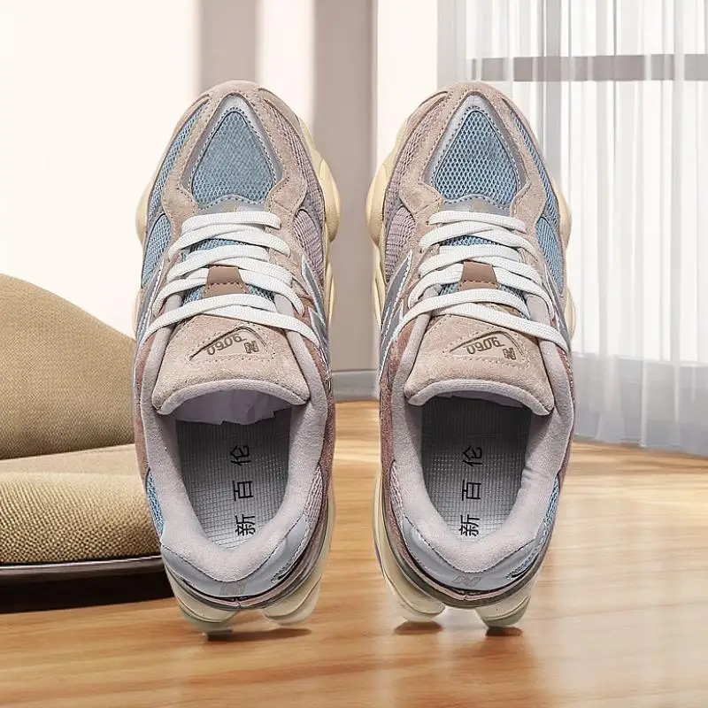 أحذية ترفيهية رياضية قماشية مستديرة الرأس بتصميم شعبي جديد وعصري لصيف 2025، أحذية لوحية مضادة للانزلاق قابلة للتنفس
