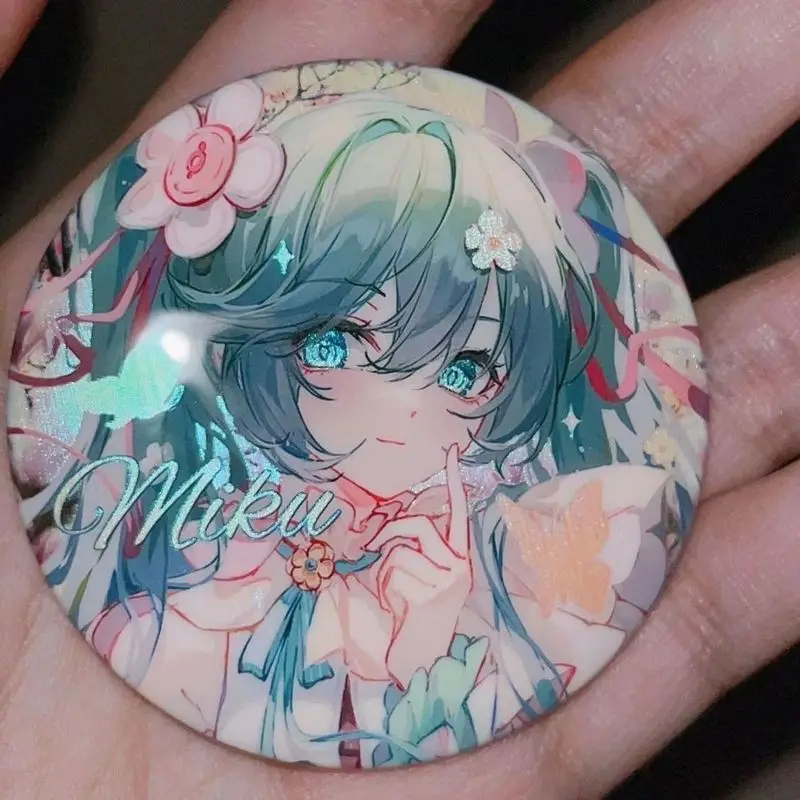 58MM Kawaii Hatsune Miku สะท้อนแสงบาร์ Miku อะนิเมะอุปกรณ์ต่อพ่วงการ์ตูนน่ารัก Badge นักเรียนกระเป๋าเป้สะพายหลังแขวนเข็มกลัดสาวของเล่นของขวัญ