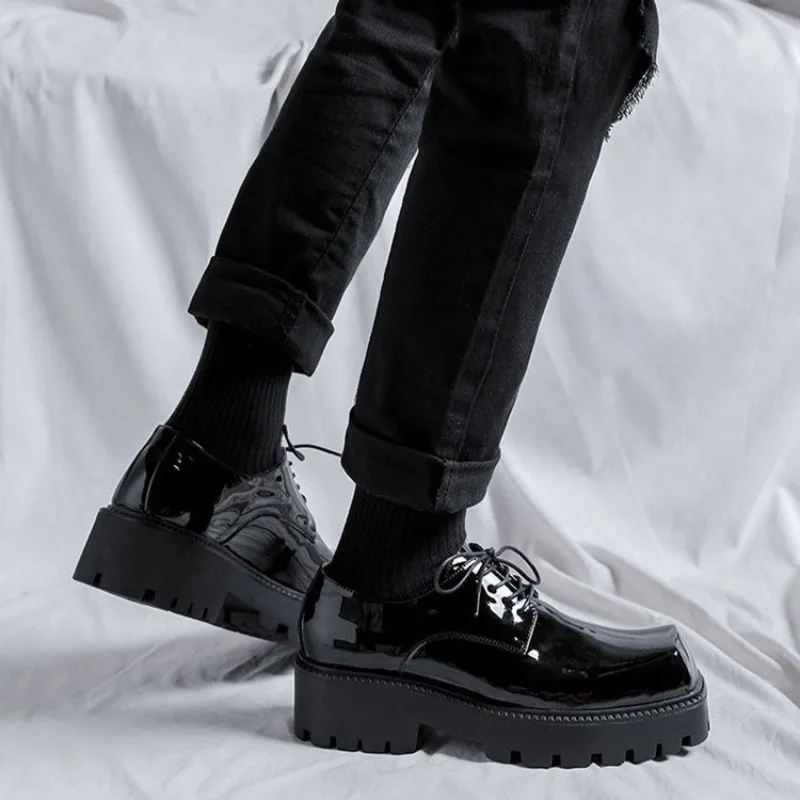 Sapatos masculinos de alta qualidade com cabeça quadrada, sapatos de design de nicho para homens, sapatos de luxo, estilo britânico, sola grossa, sapato casual de couro