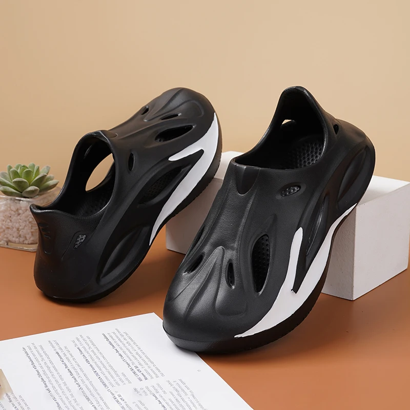 A pair of children's color hollow EVA clogs one-piece lightweight anti-slip slip-on beach water sandals QT-24A03