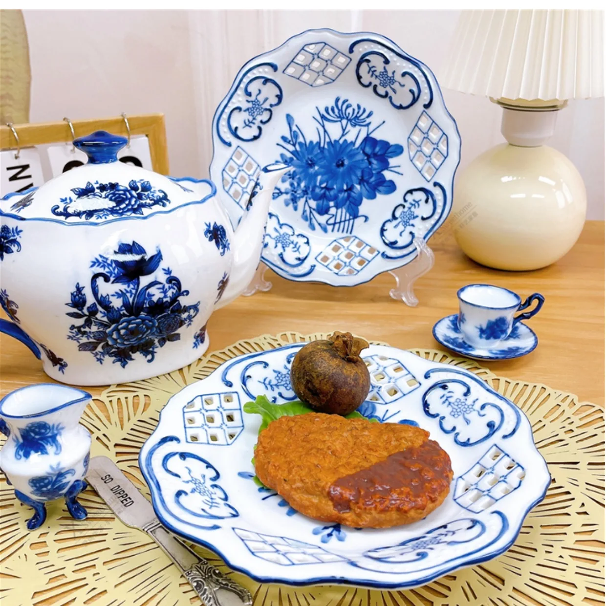 

Ceramic household tableware board, fruit board, light blue light blue and white hand-painted teapot, hollow plate