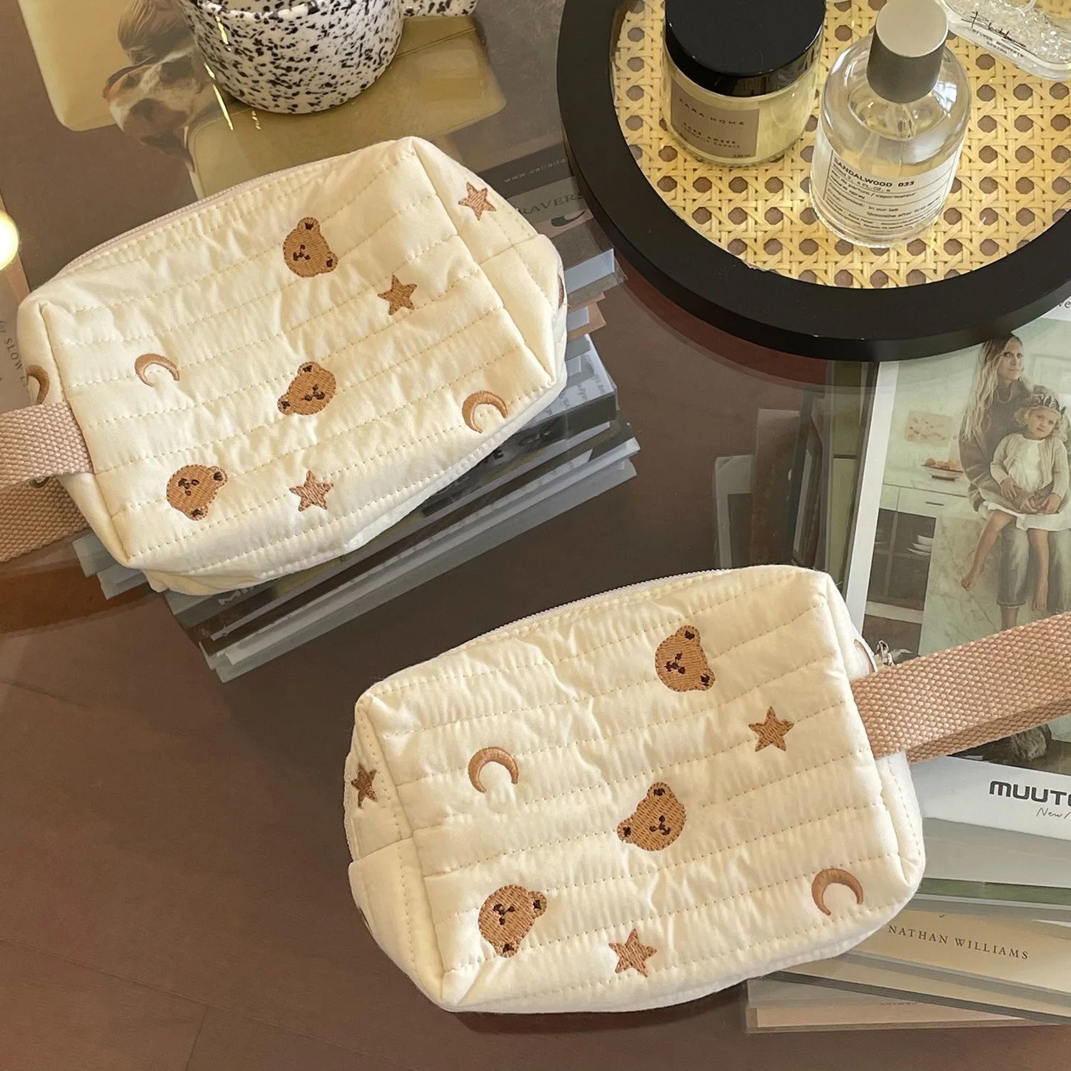 

Хлопковая тканевая косметичка с вышивкой в виде медвежонка, портативная сумка для канцелярских принадлежностей для студентов, сумка на запястье, милая сумка для хранения в кремовом стиле.