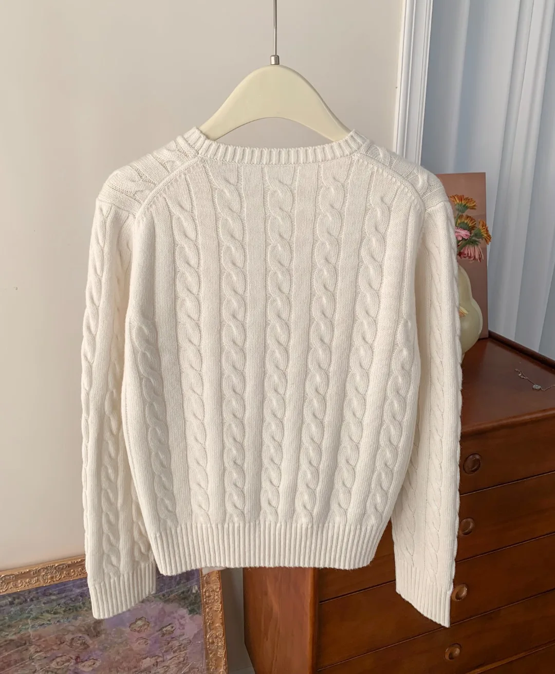 Women's ClothingA sweater that can be worn all year round, wool cable knitting, feels very soft and waxy