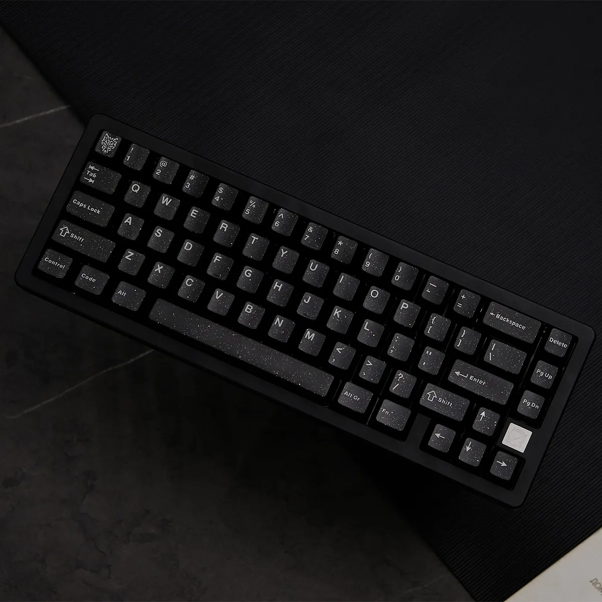 

Keycap Black Semi-transparent mechanical keyboard Keycap ABS two-color 114 keys Original factory adaptation Wooting