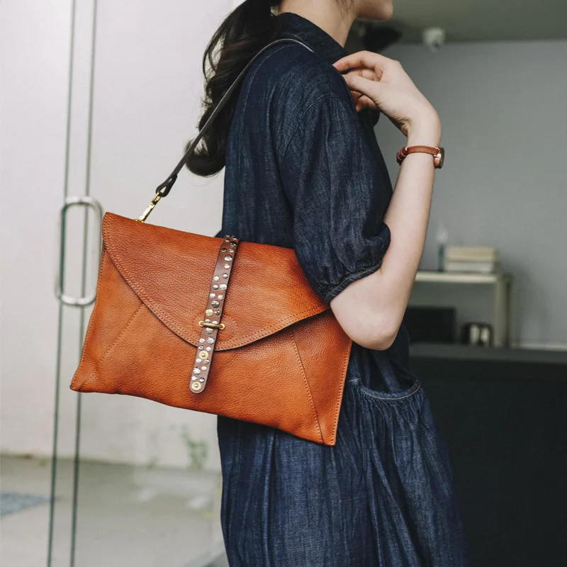 New Luxury Handheld Envelope Bag Handmade Retro Head Layer Cowhide Texture Rivet Small Design Women\'s One Shoulder Crossbody Bag