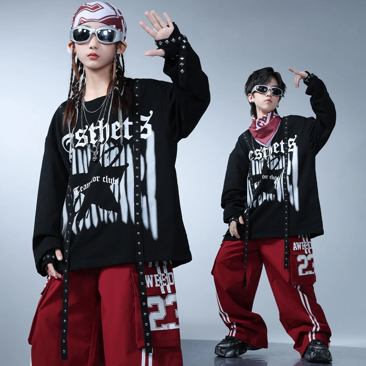 Abbigliamento Hip Hop Kpop per bambini Felpa lunga con cinturino con rivetti neri Pantaloni cargo a righe rosse da strada per abiti da ballo per ragazze e ragazzi