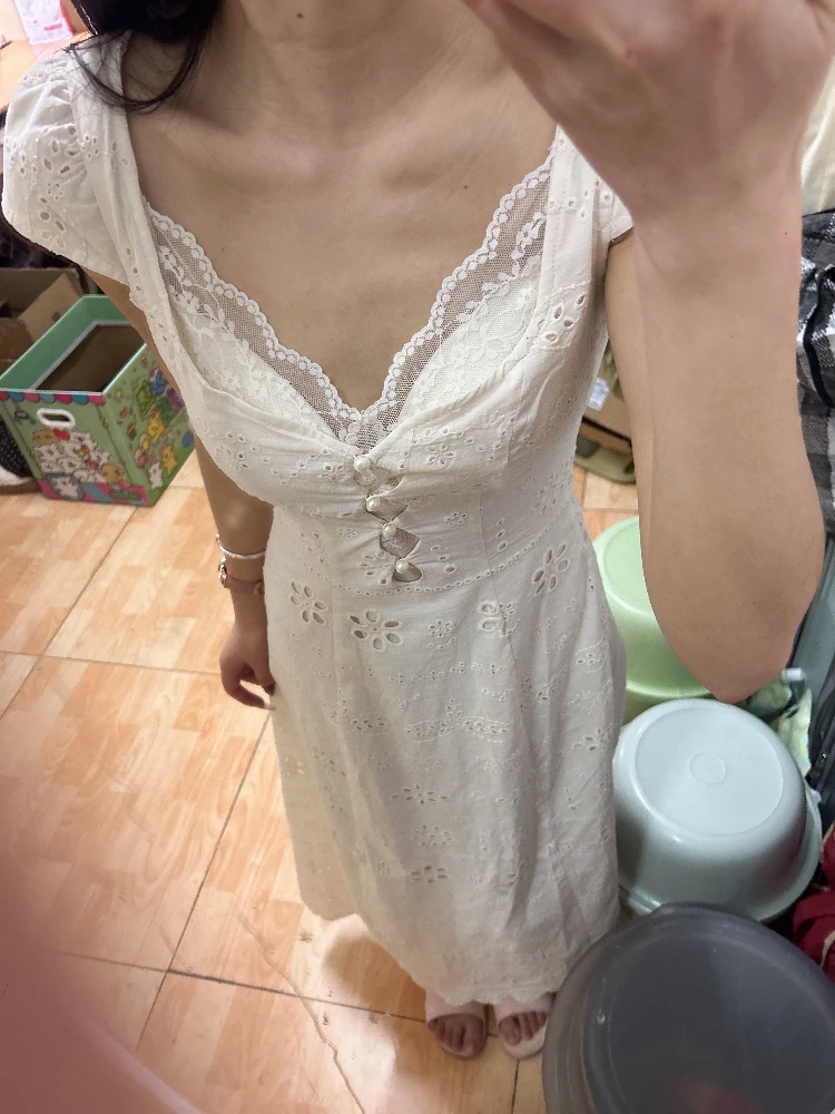 Vestido e de renda branca com recortes vazados, decote em V, estilo cado para o dia a dia, manga bufante, corte em...