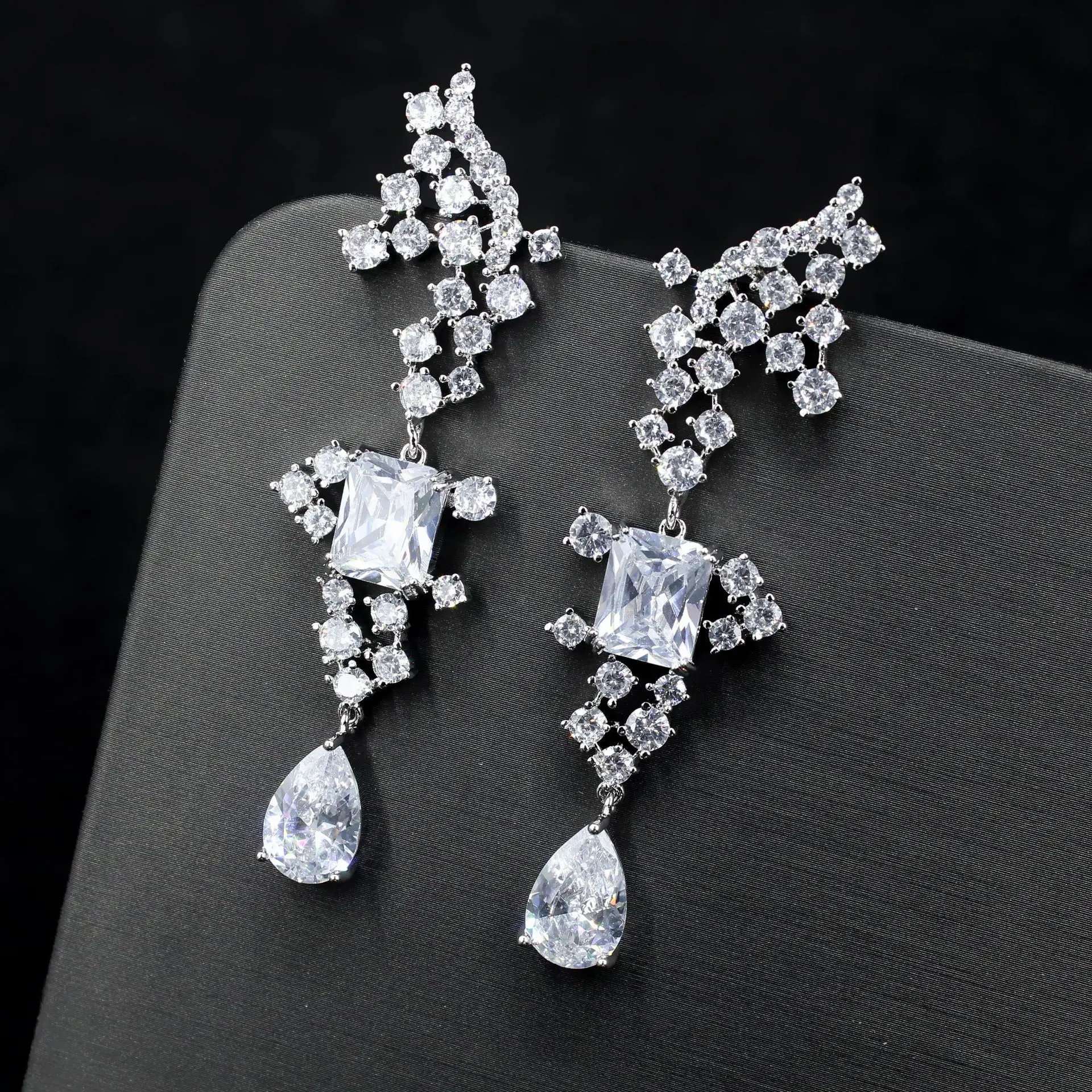 

Модные свадебные серьги, супер блестящие циркониевые платиновые крылья, серьги с каплями воды, роскошные серьги с бриллиантами для ужина, оптовая продажа