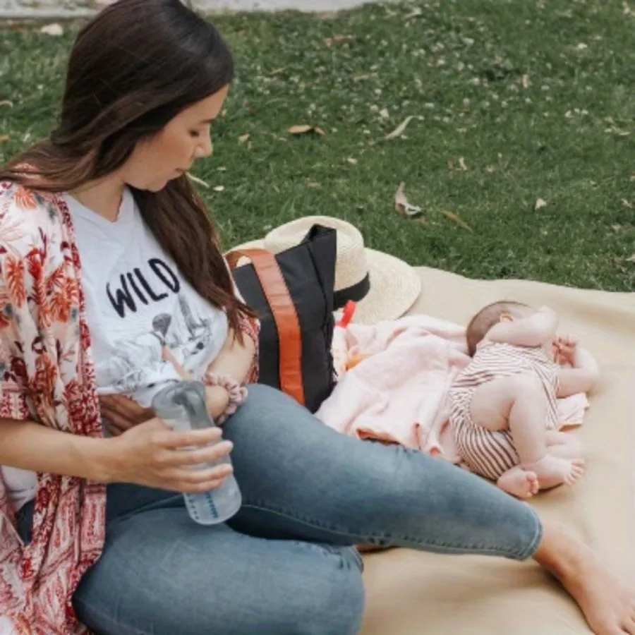 Ручной молокоотсос с мягким силиконовым защитным чехлом и вариантом защиты от колик + детские бутылочки — 4 шт. — 5 унций