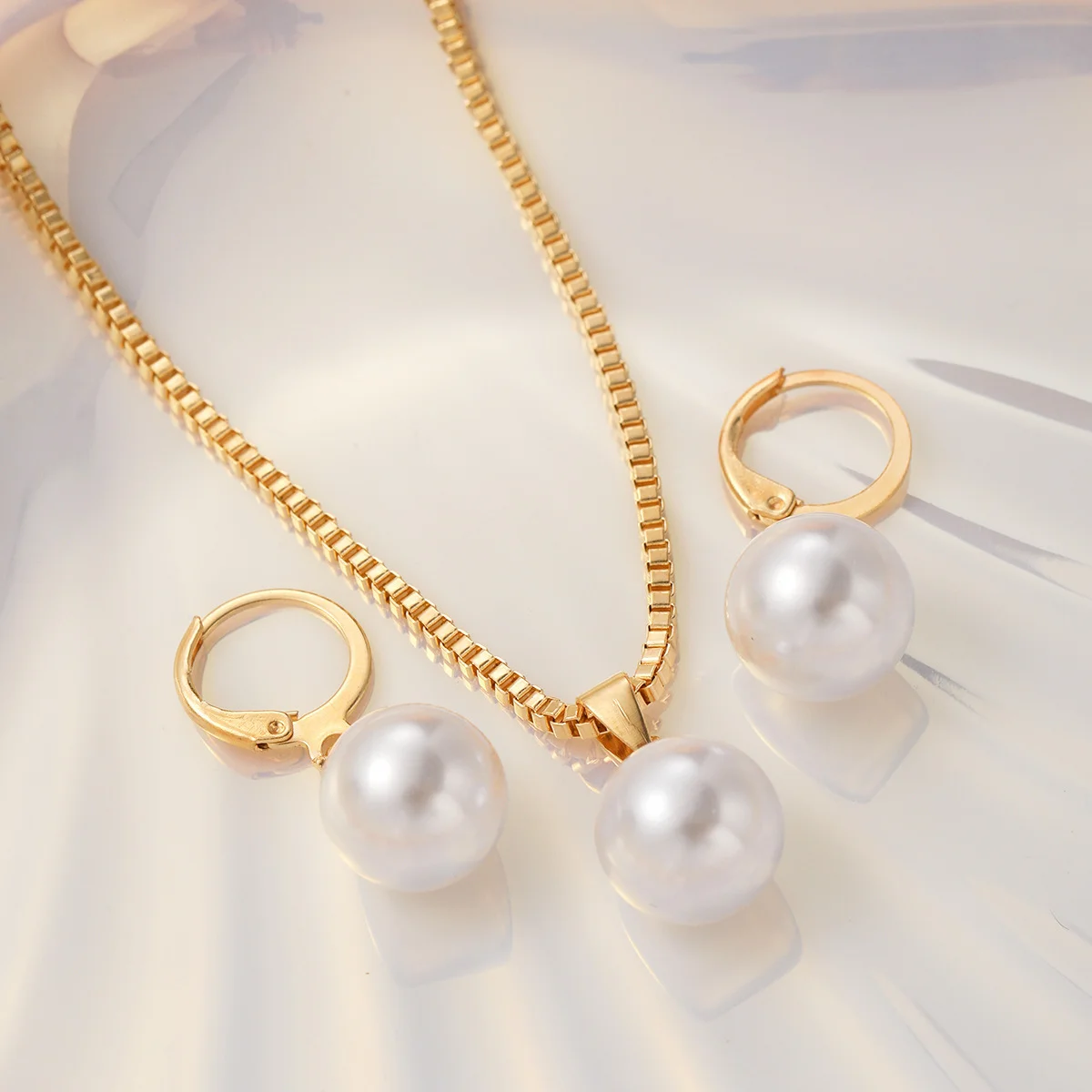 Fashion Simple Pearl Pendant Jewelry Set for Women Vintage Gold Color Chain Pendant Necklace Earring Set Wedding Birthday Gifts