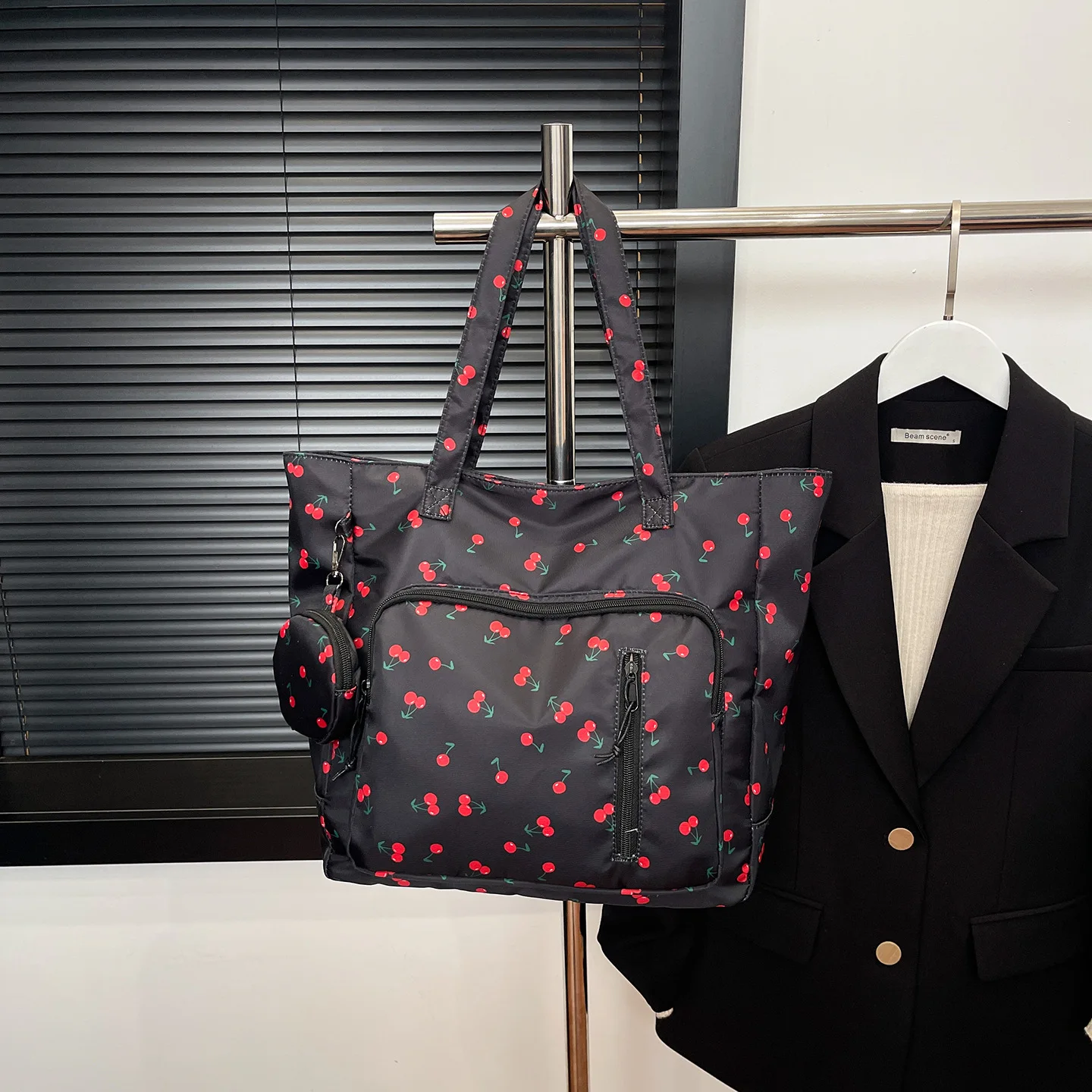 กระเป๋าโท้ทลายเชอร์รี่สำหรับผู้หญิง ปี 2025 กระเป๋าสะพายไหล่ความจุขนาดใหญ่ พร้อมหูหิ้ว กระเป๋าสะพายข้างลายผลไม้ ดีไซน์หวานและกว้างขวาง