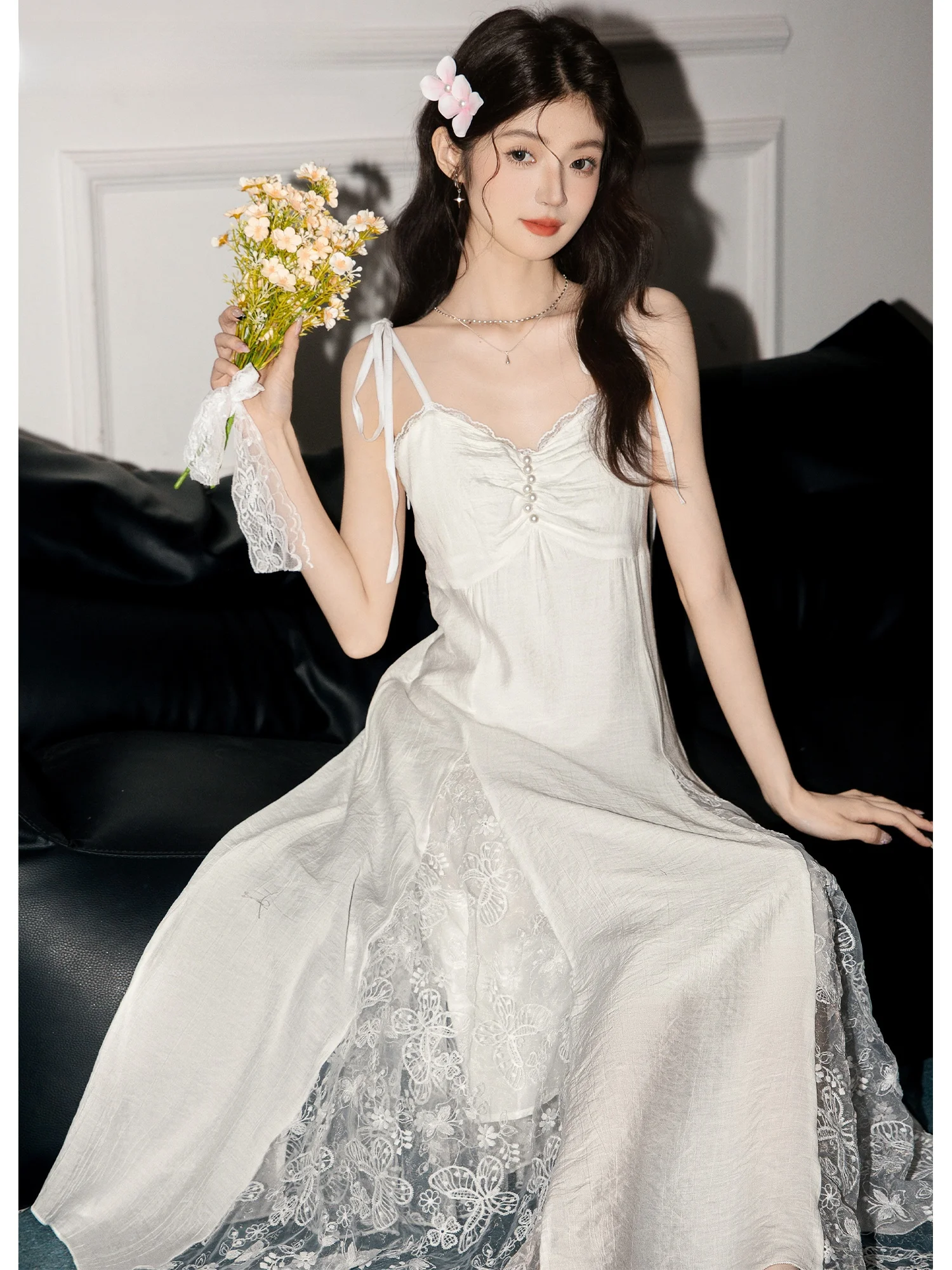 ラ・シャペル 2025年夏 美しい蝶のレース ホワイトストラップドレス バケーションカジュアルスタイル ギャザーウエスト ノースリーブ Vネックドレス