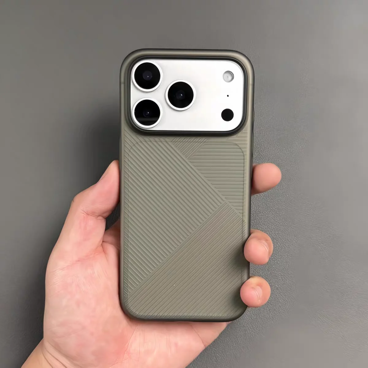 Luxuriöse matte, ultradünne Hülle mit geometrischer Textur für iPhone 17, 16, 15, 14 Pro Max, 17 Air – stoßfeste, durchscheinende Panzerhülle für Herren – Detail 3