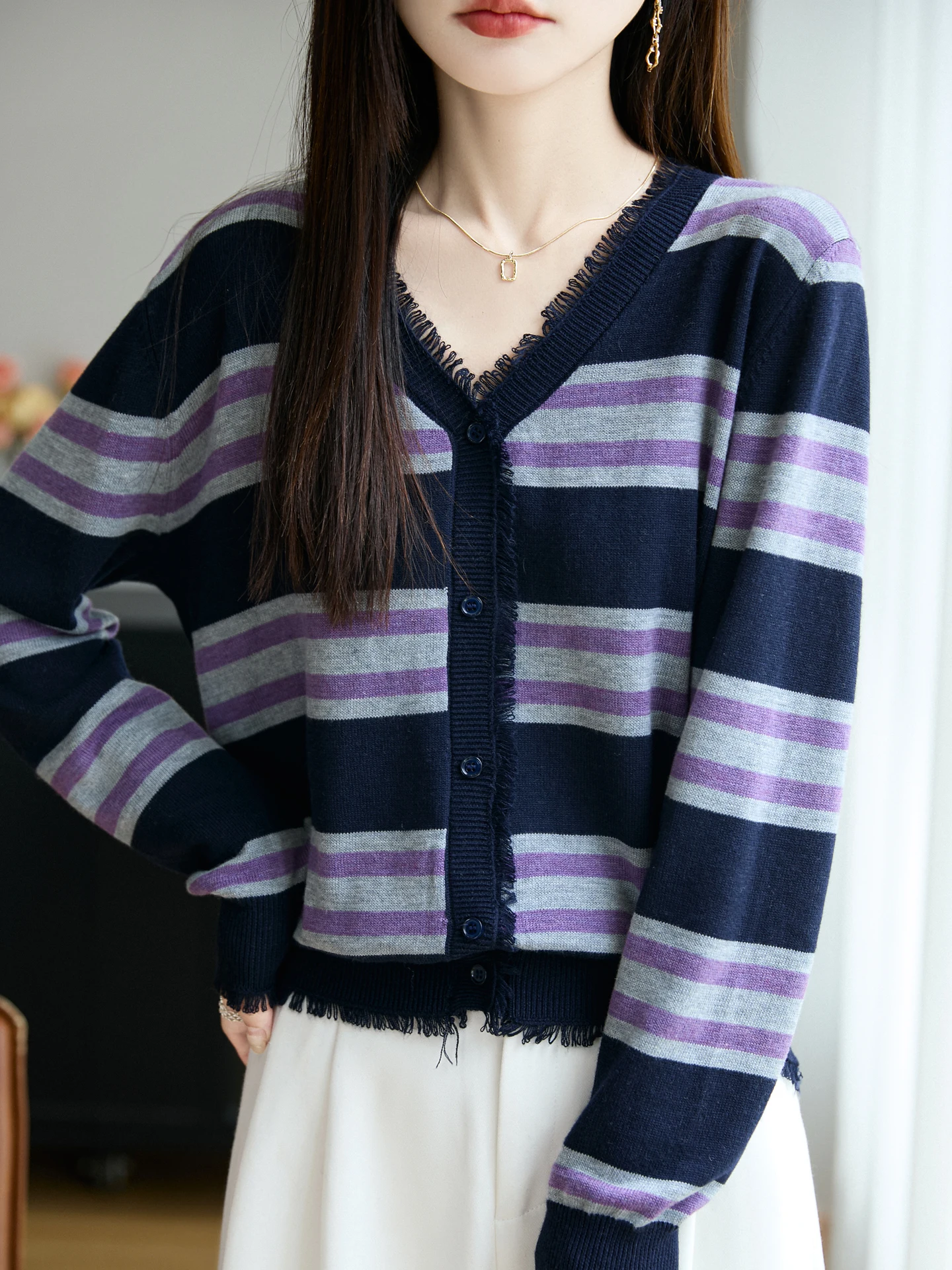 

2025Новый осенне-зимний шерстяной кардиган, свитер с длинными рукавами и v-образным вырезом, трикотаж в широкую полоску, женский вязаный топ с кисточками, модный стиль для отдыха