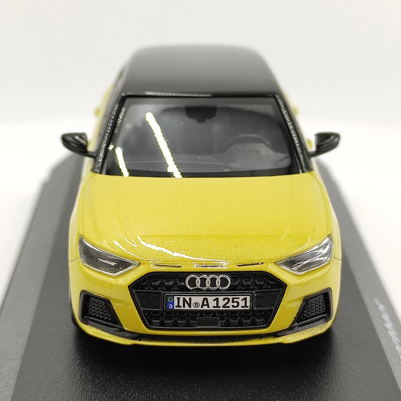 불량 다이캐스트 1:43 스케일 아우디 A1 스포츠백 스포티 옐로우 합금 자동차 모형 수집용 장난감 선물 기념품 장식품