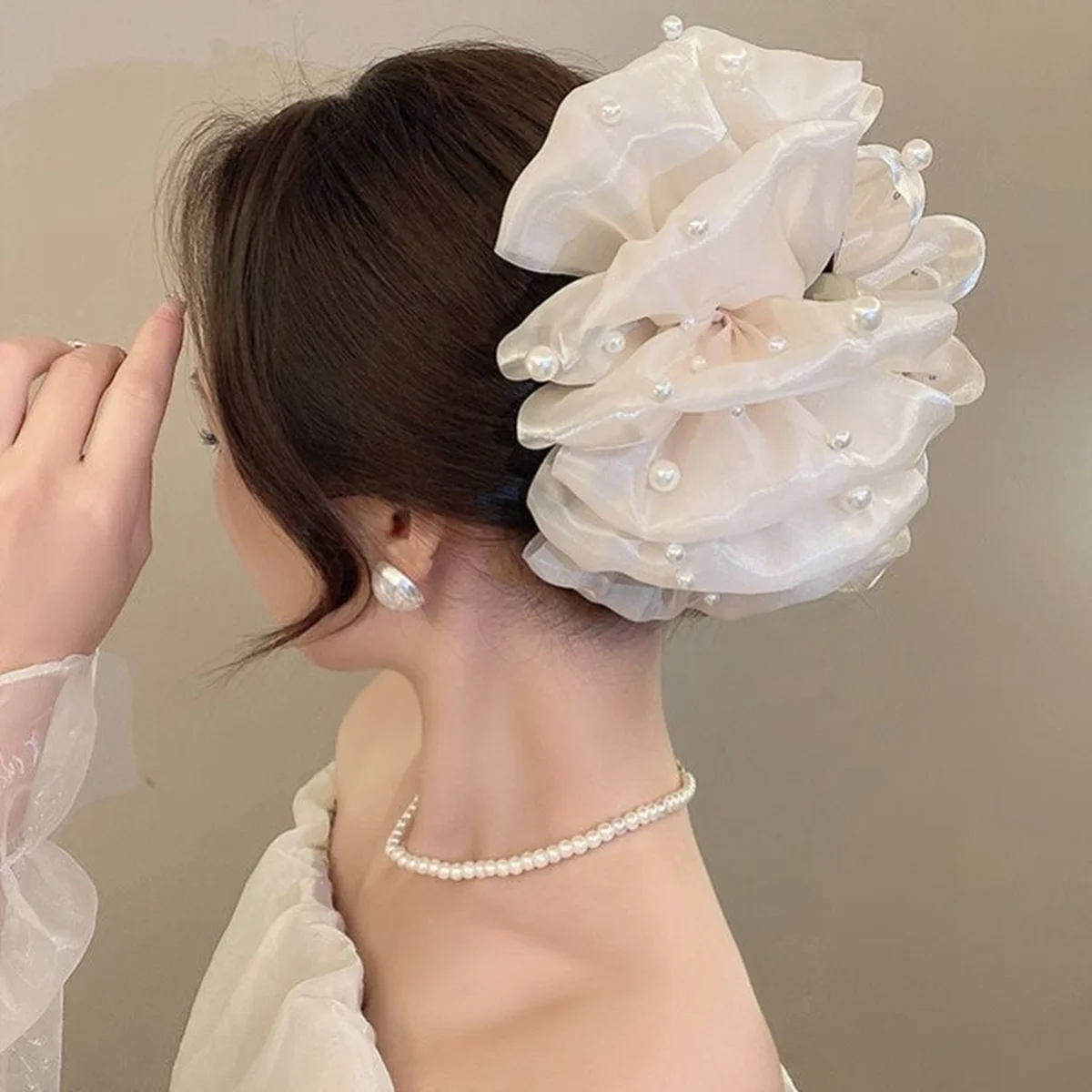 Elegante Schwarze Satin- & Perlen-Haarspange, Große Blumen-Haarklammer, Langlebiges Haaraccessoire für Frauen, Ideal für Braut, Party & Alltag – Detail 4