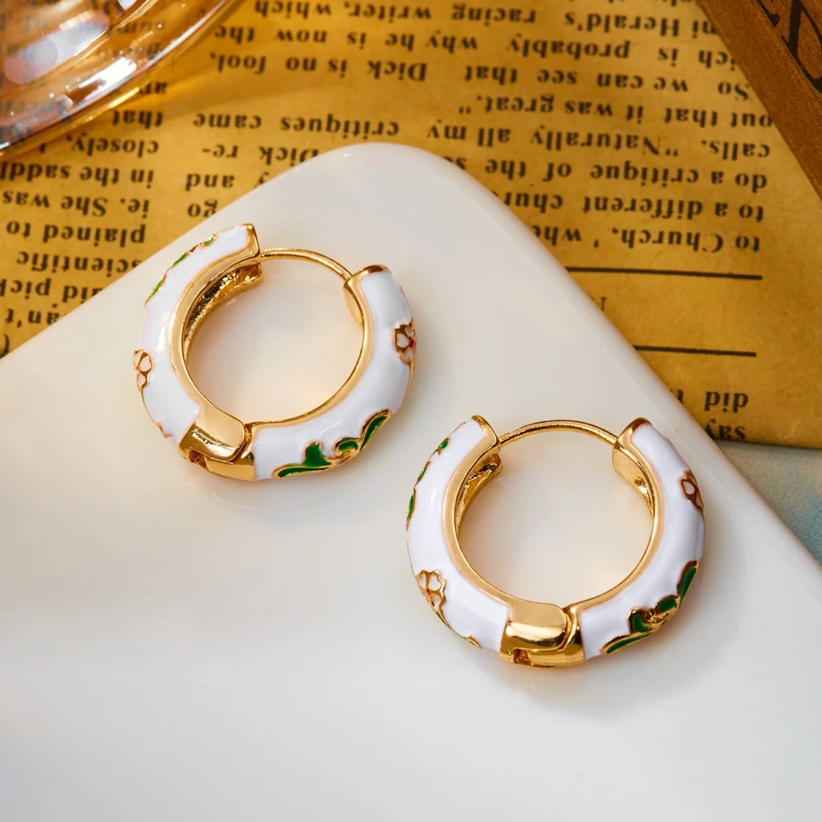 Süße bunte Emaille-Gänseblümchen-Ohrstecker für Damen und Herren, elegante geometrische Creolen mit Gittermuster, Schmuck – Detail 32