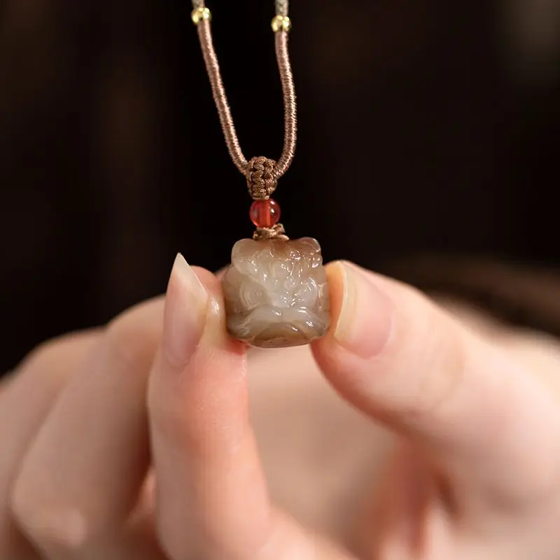 

Новое изысканное универсальное ожерелье с мини-подвеской в виде льва из белого нефрита с градиентом, ручная работа из Сучжоу, модное ювелирное украшение для женщин, подарок