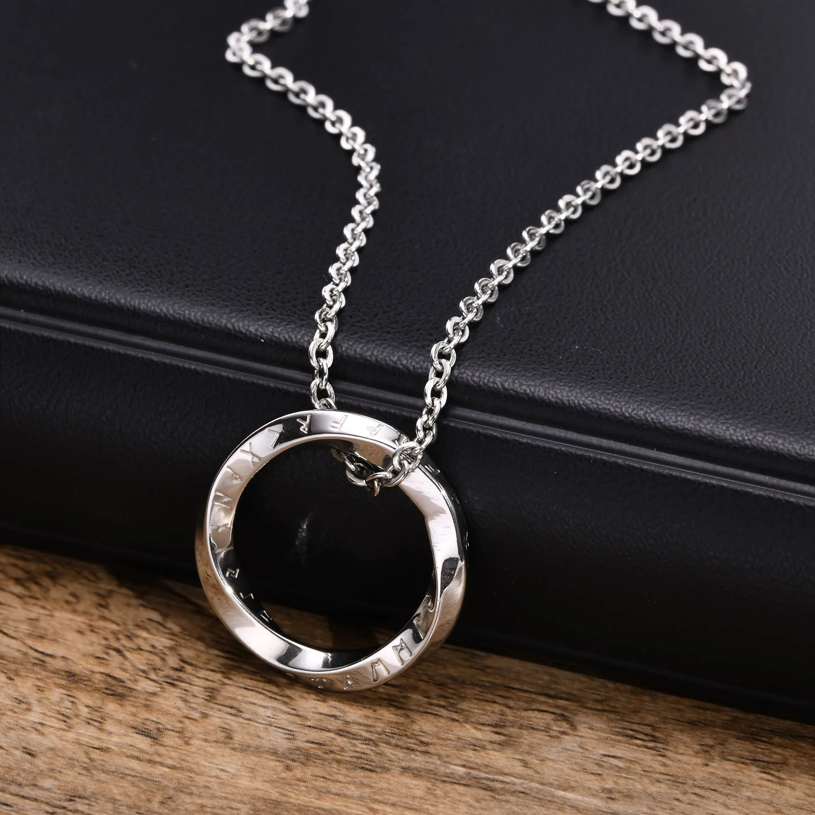 Nordische Wikinger-Anhänger-Halsketten für Männer und Frauen, gedrehter Edelstahl-Schmuck, Dreieck-Charm, geometrischer Kragen, Party-Geschenk – Detail 13