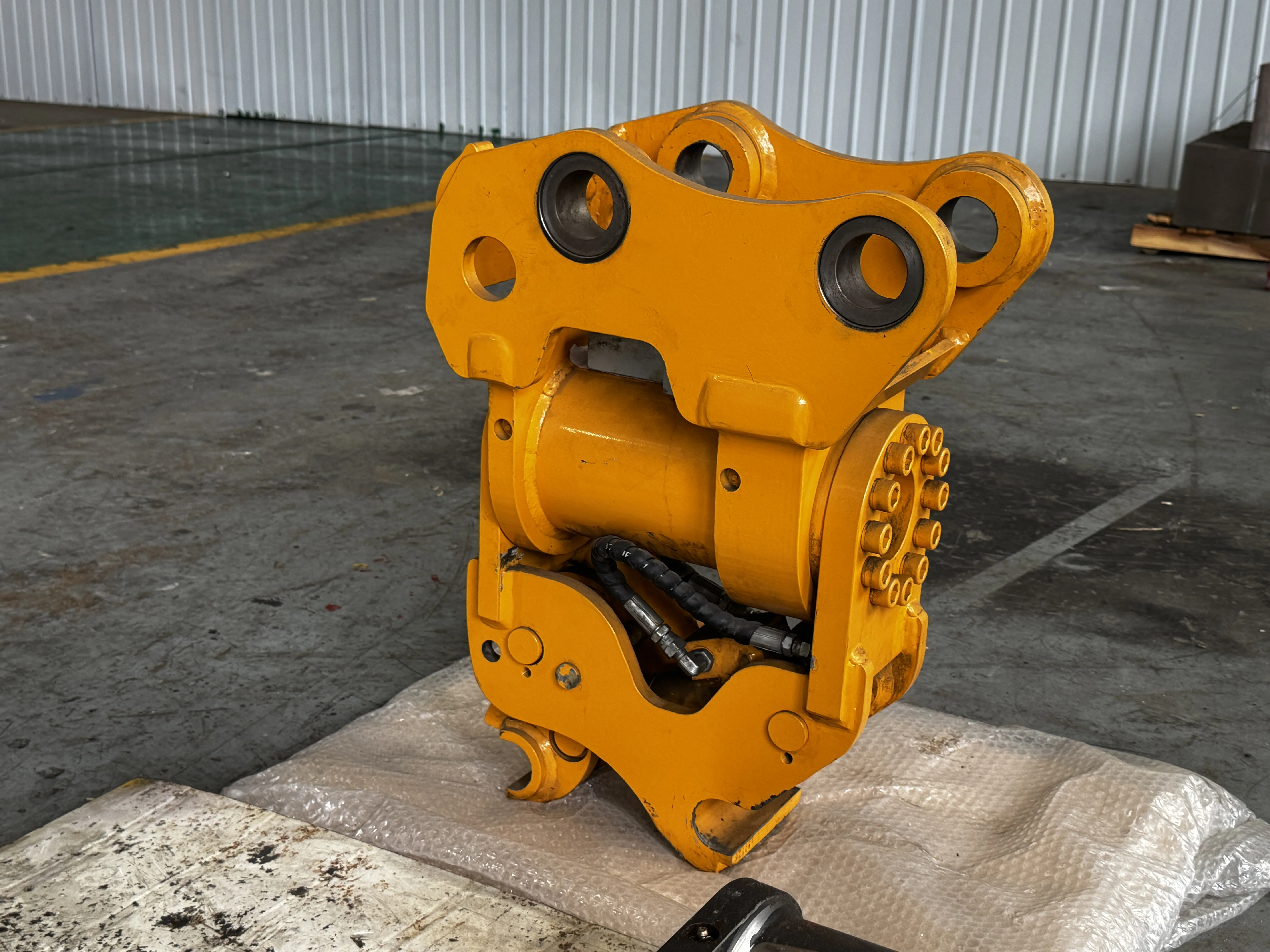 Factory Supply CE Certified Hydraulic Swivel Rotating Quick Hitch With Safety Lock For 0.8-22 Ton Excavator