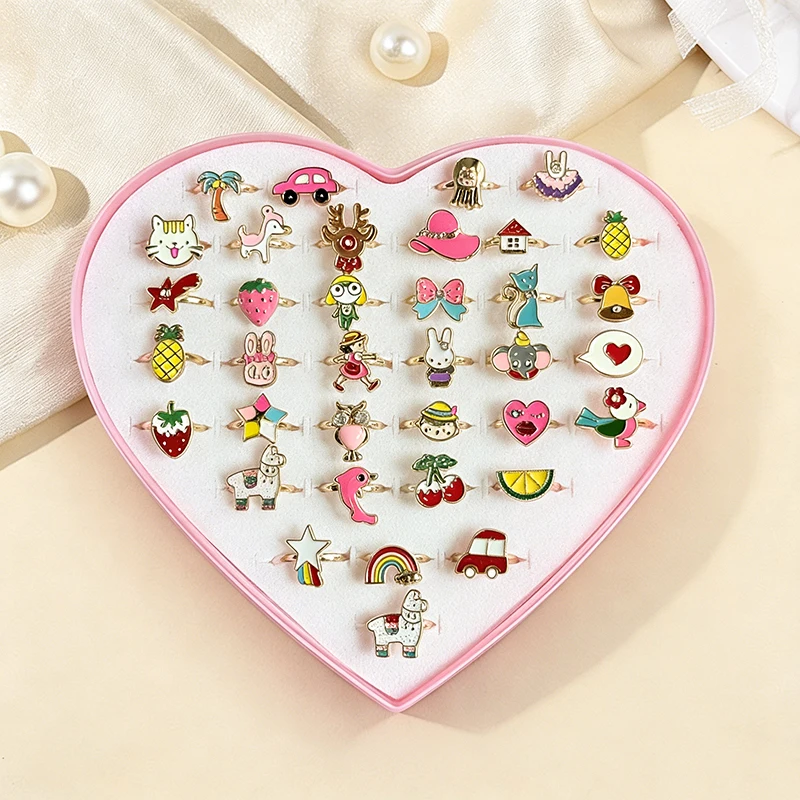 Ensemble de 36 bagues réglables à motifs de dessins animés dans une boîte cadeau en forme de cœur, avec des designs variés d'animaux, de fruits et de voitures, bagues ouvertes en émail, bijoux de jeu pour filles, jouets cadeaux pour fêtes d'anniversaire
