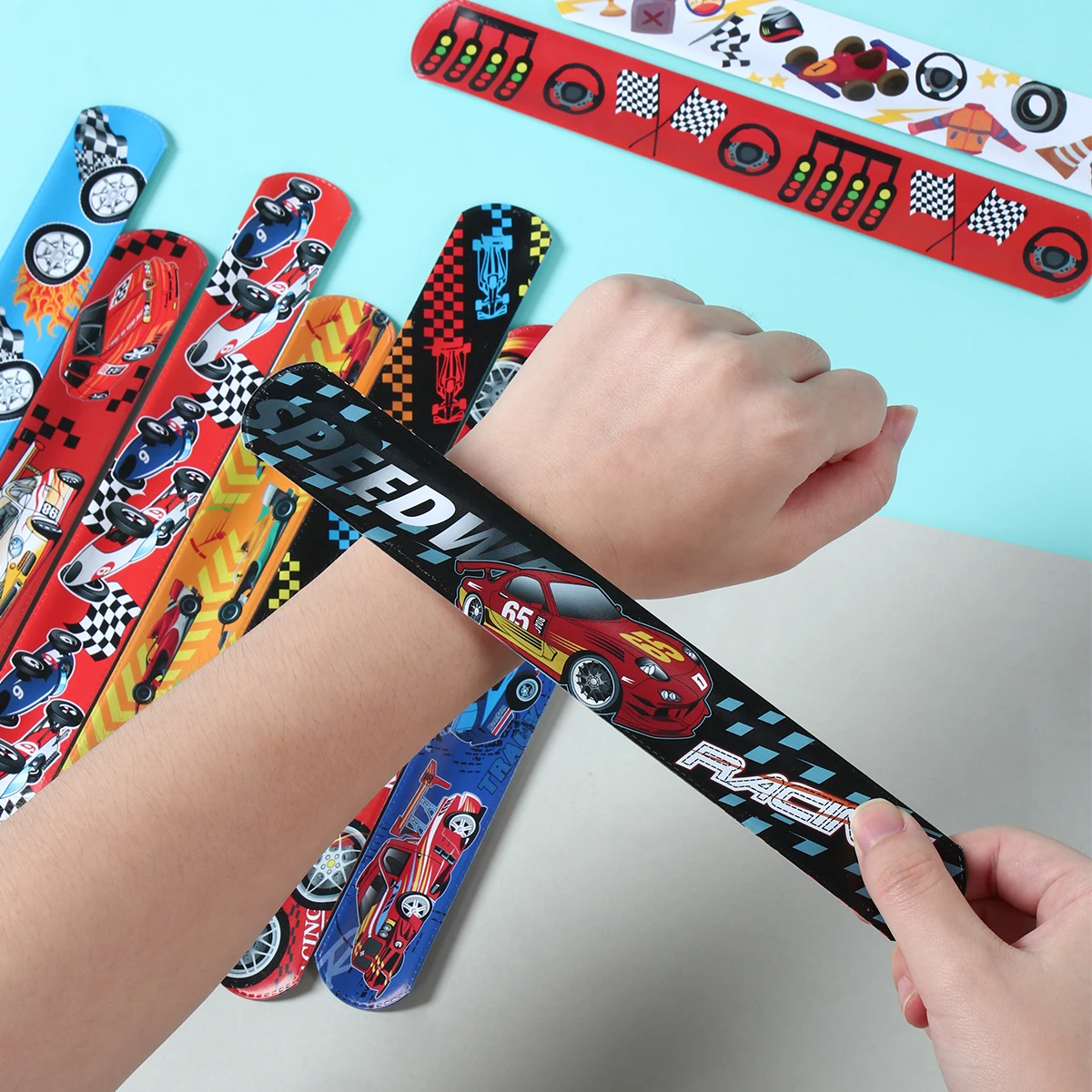 12pcs Racing Cars Party Supplies Favor Racing Thème Snap Bracelets PVC Snap Bracelets Bracelet pour Enfants Fête D'anniversaire Fournitures