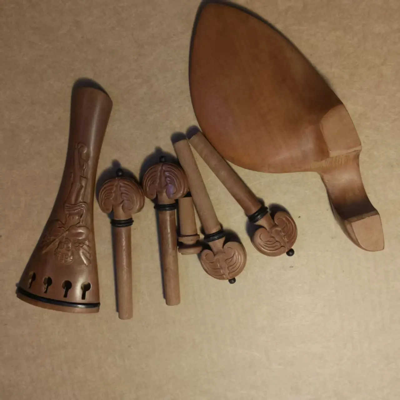 1 Set Jujube Wood Violin Parts 4/4 With 4 Carved Pegs and 1 Tailpiece 1 Chin Rest 1 End Pin