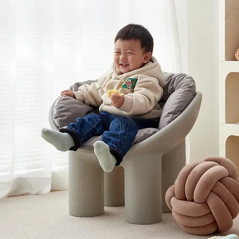 Nowoczesne krzesła do salonu w stylu nordyckim, fotelki typu roly-poly, leżanki, ergonomiczne, relaksujące sofy, designerskie luksusowe szezlongi, meble do domu.