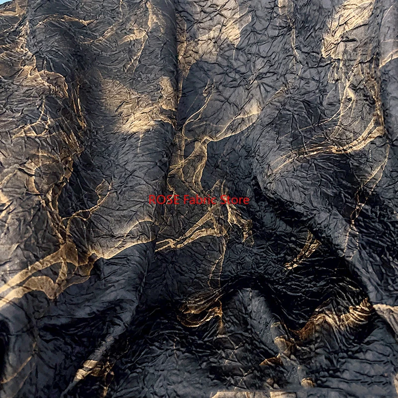 

1-метровая ретро-черная золотая складная морщинистая металлическая глянцевая текстурированная ткань, высококачественная дизайнерская ткань