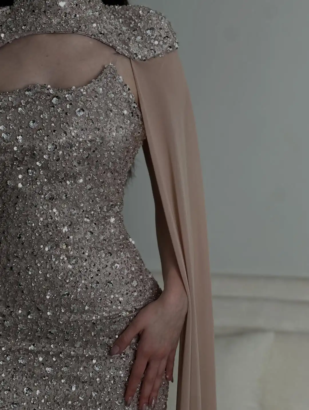 Sukienka wieczorowa/balowa, luksusowa, modna, syreni krój, wysoki dekolt, rękaw peleryna, cekiny, kwiatowa wstążka, materiał, długość do podłogi, dopasowany krój.