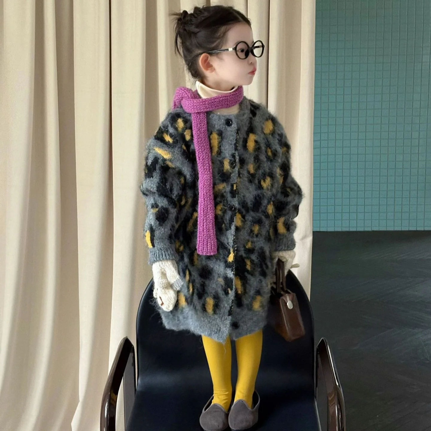 

2025 зимняя новая детская одежда, корейская детская одежда, супер толстый однотонный вязаный леопардовый свитер для девочек, длинный кардиган