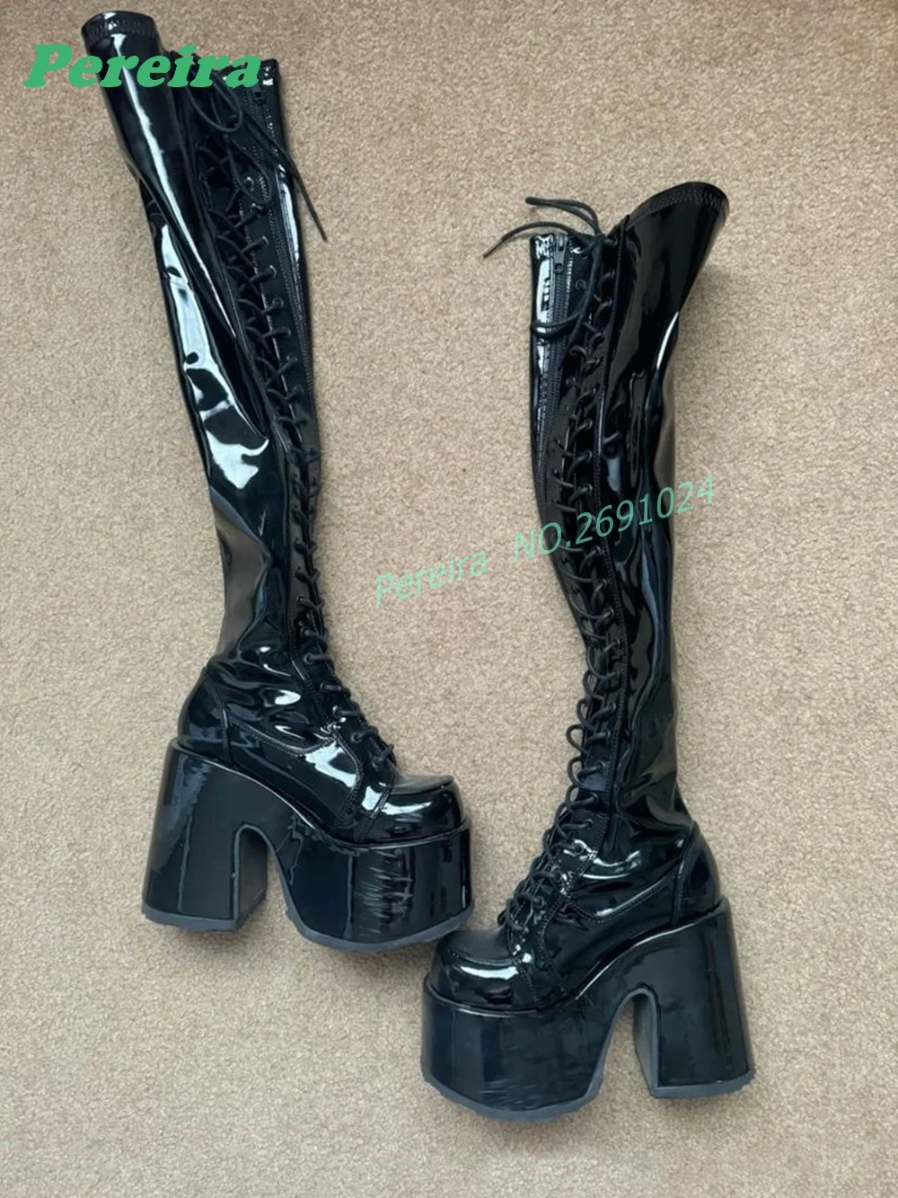 Schwarze Lackleder-Schnürstiefel mit hohem Schaft, runder Zehenpartie, klobigem Blockabsatz, seitlichem Reißverschluss, im Goth-Punk-Stil, glänzende hohe Combat-Stiefel.