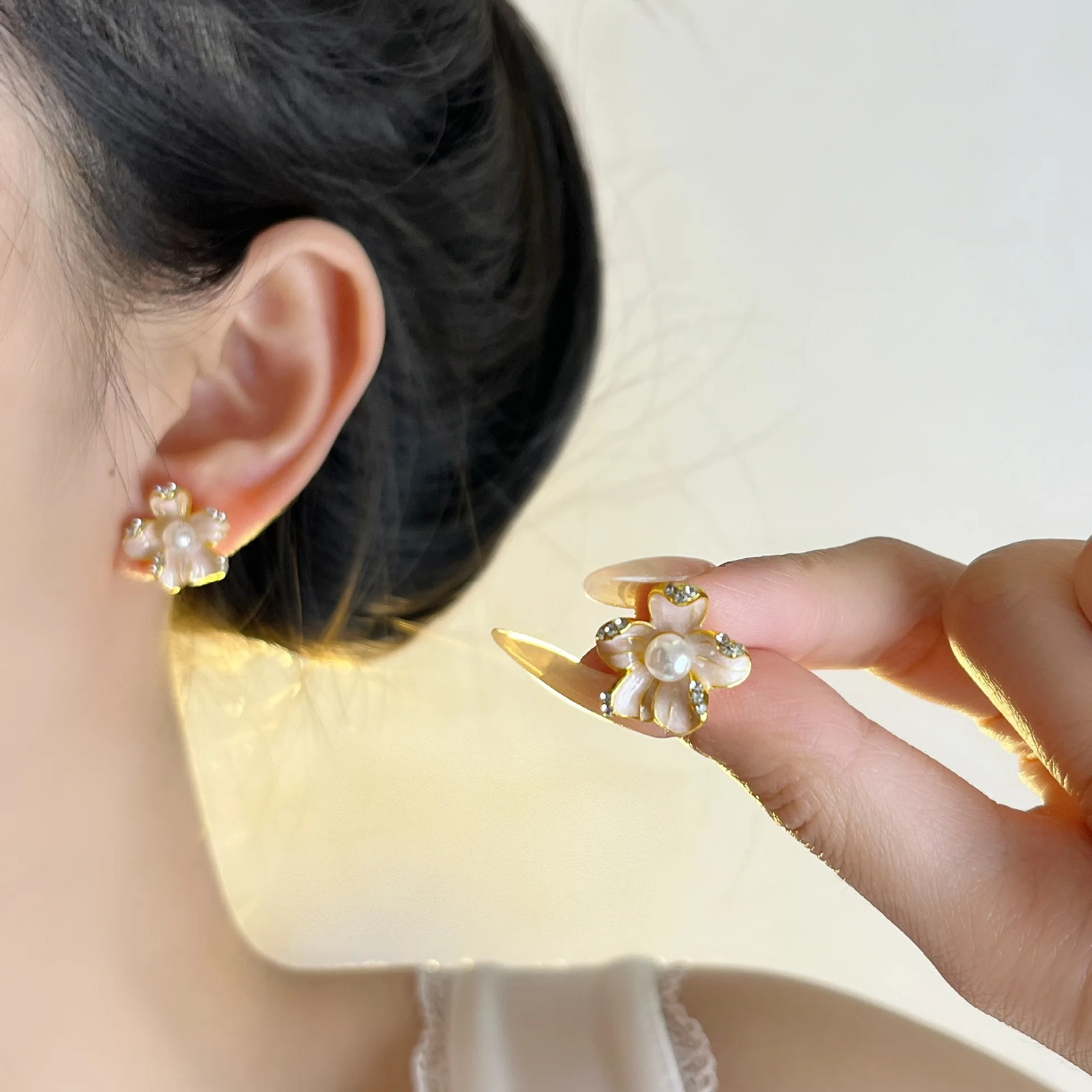 

Korean version of super fairy temperament zircon flower pearl stud earrings high sense light luxury sweet