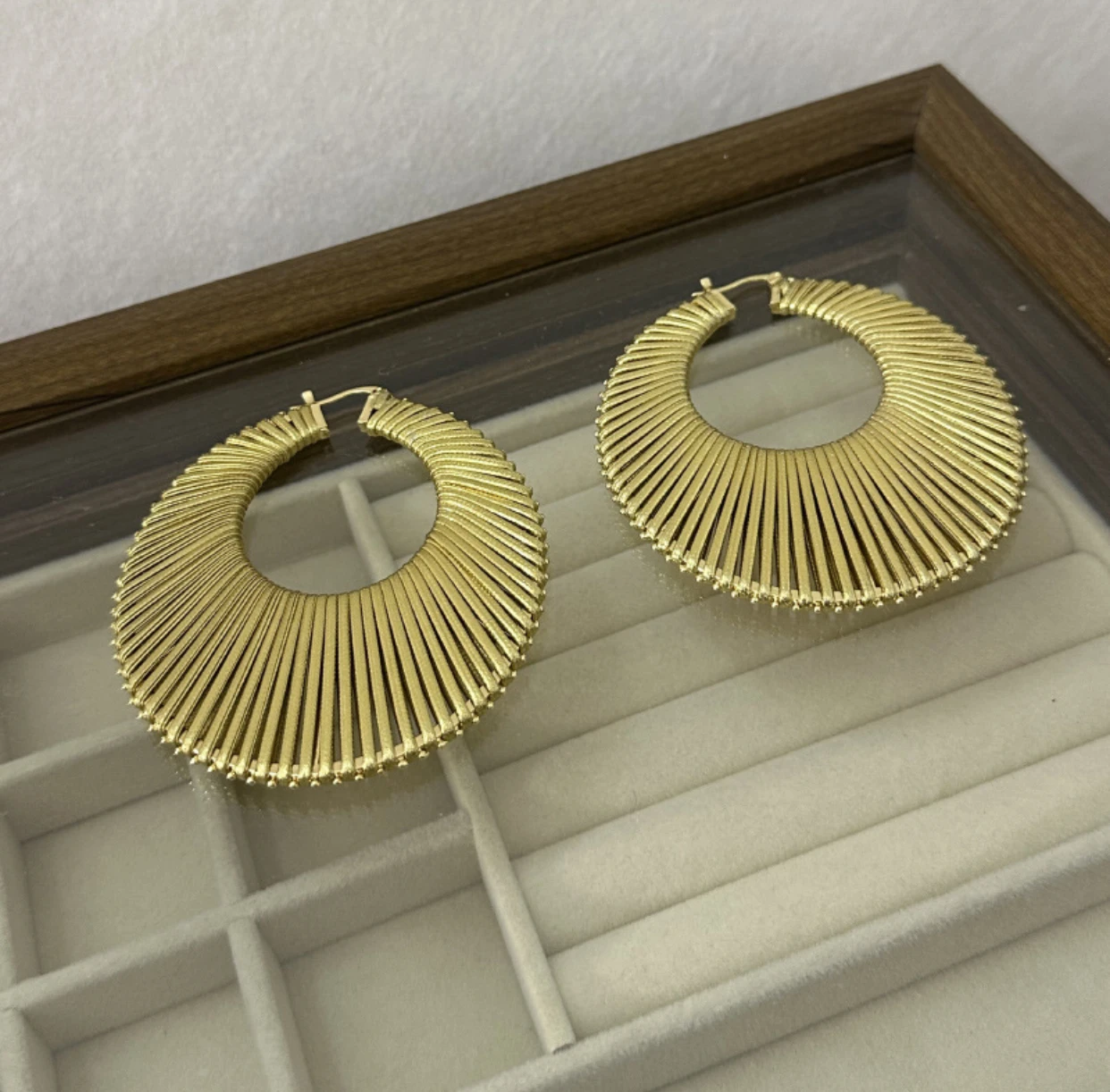 [Personality] European and American style light luxury fashion leather rope round earrings, high-cold temperament earrings