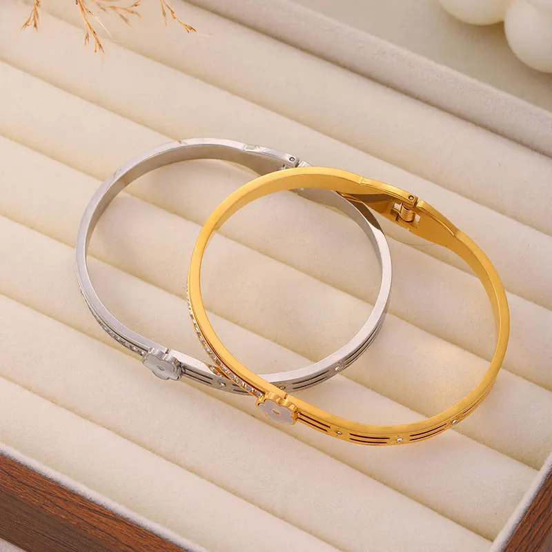 

2pcs Stainless Steel Five-Leaf Flower Song Style Aesthetic Temperament Elegant Daily Commuting Bracelet