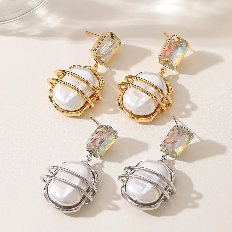 

Fashionable, exquisite and simple design, Baroque special-shaped pearl crystal earrings, temperament and versatile earrings