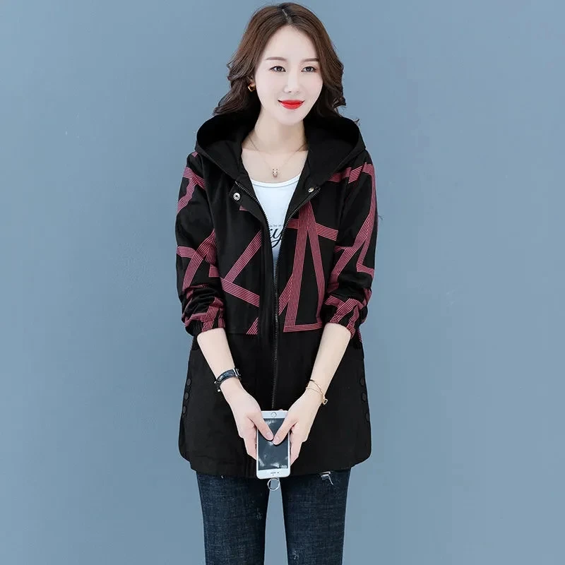 Płaszcz dla matki w średnim wieku Wiatrówka Długi damski 2025 Wiosna Nowy Kobiecy płaszcz przeciwpyłowy Kurtka Plus Size Płaszcz z kapturem