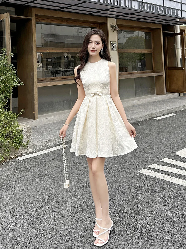 فساتين سهرة فرنسية أنيقة بمزاج اجتماعي ورقبة دائرية بدون أكمام بخصر عالٍ وفيونكة على شكل حرف a فستان قصير بطيات للنساء للصيف