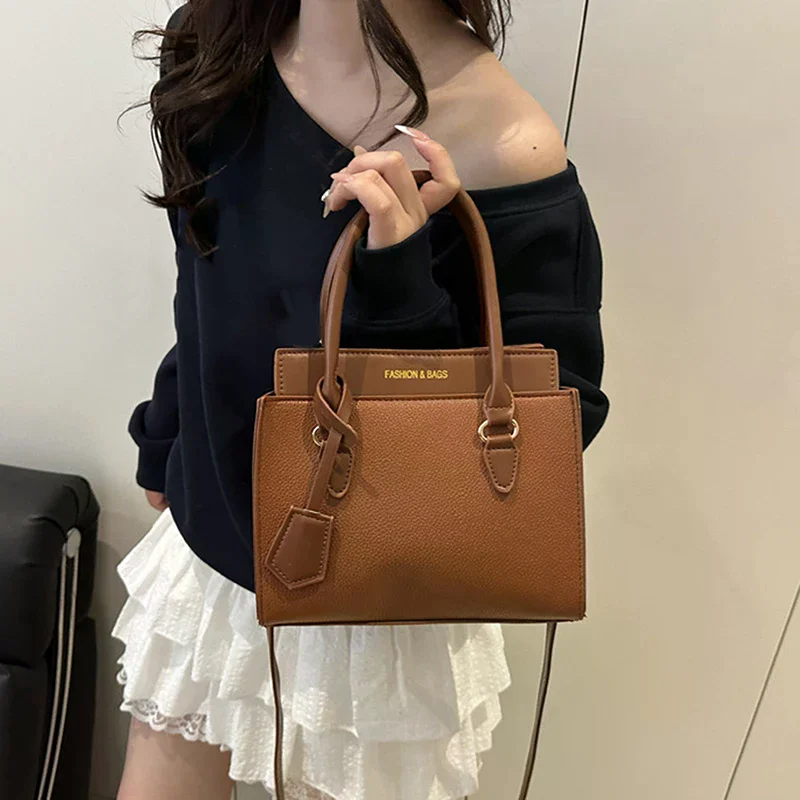 

Новая модная женская сумка через плечо 2026 года: минималистичная, вместительная, с цветовыми блоками