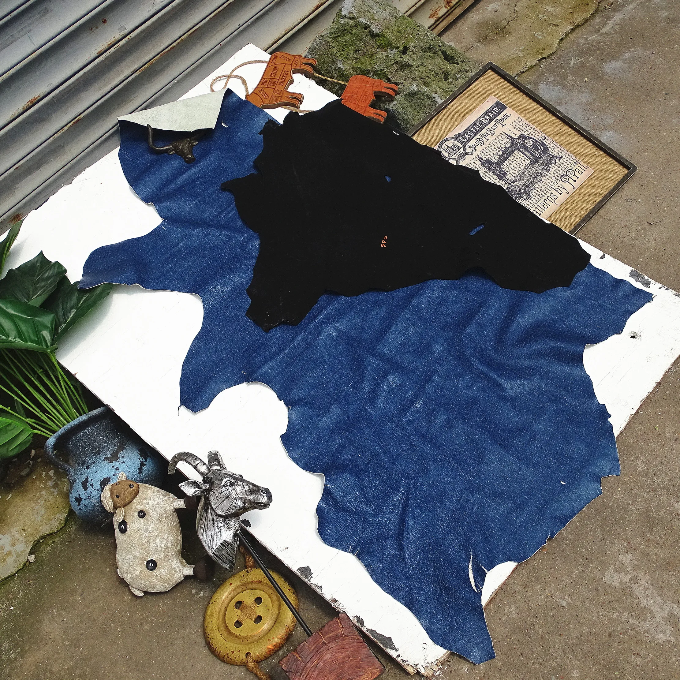 سترة من جلد الدنيم المصبوغة باللون الأبيض النيلي من طبقة أولى من جلد البقر ستورم نايت