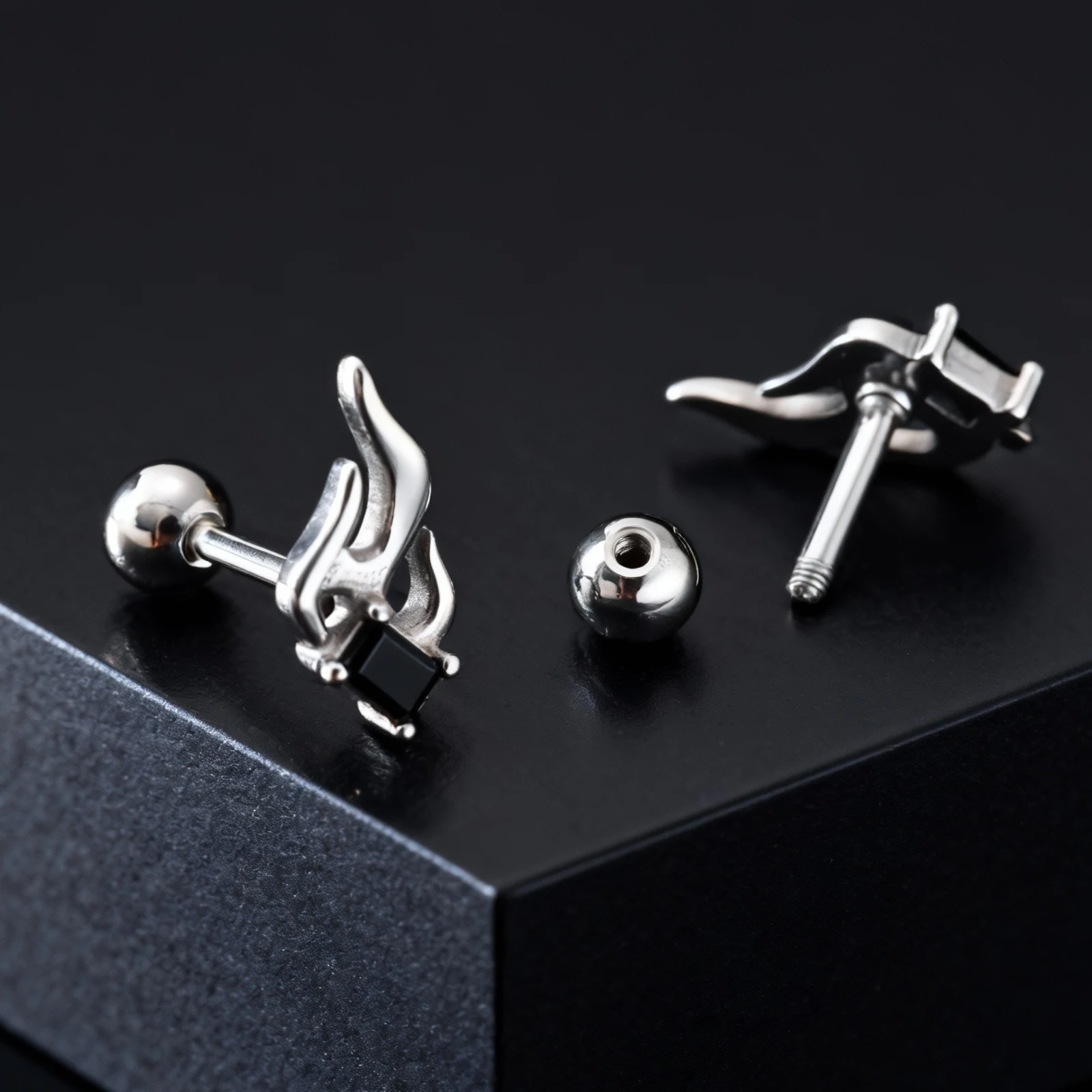 Vintage-Flammen-Ohrstecker für Herren, trendige schwarze, hypoallergene Edelstahl-Ohrringe mit kubischem Zirkonia, Punk-Hip-Hop-Schmuck – Detail 5