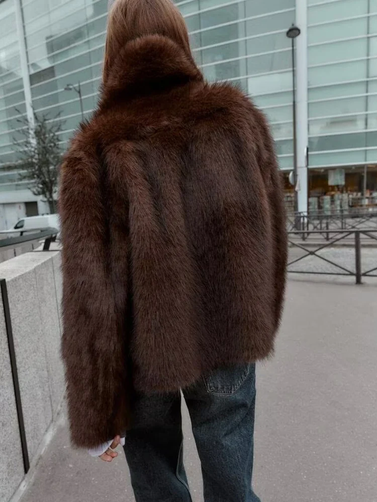 European and American style 2025 winter new women's clothing, fashionable and trendy reversible faux fur effect jacket.