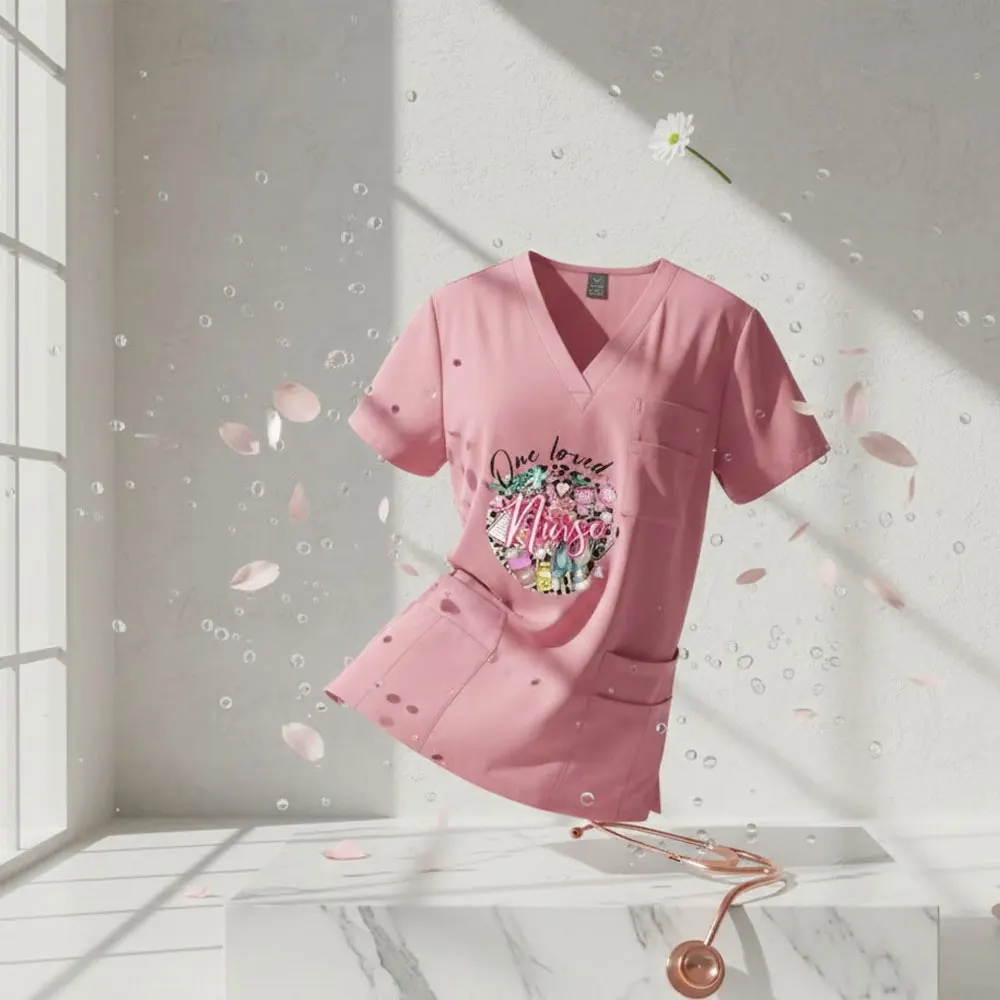 Op maat gemaakte gezondheidszorgkleding: unisex verpleegstersoverall met V-hals |   Desinfectiebestendige exclusieve printwerkkleding voor verzorgen en spa