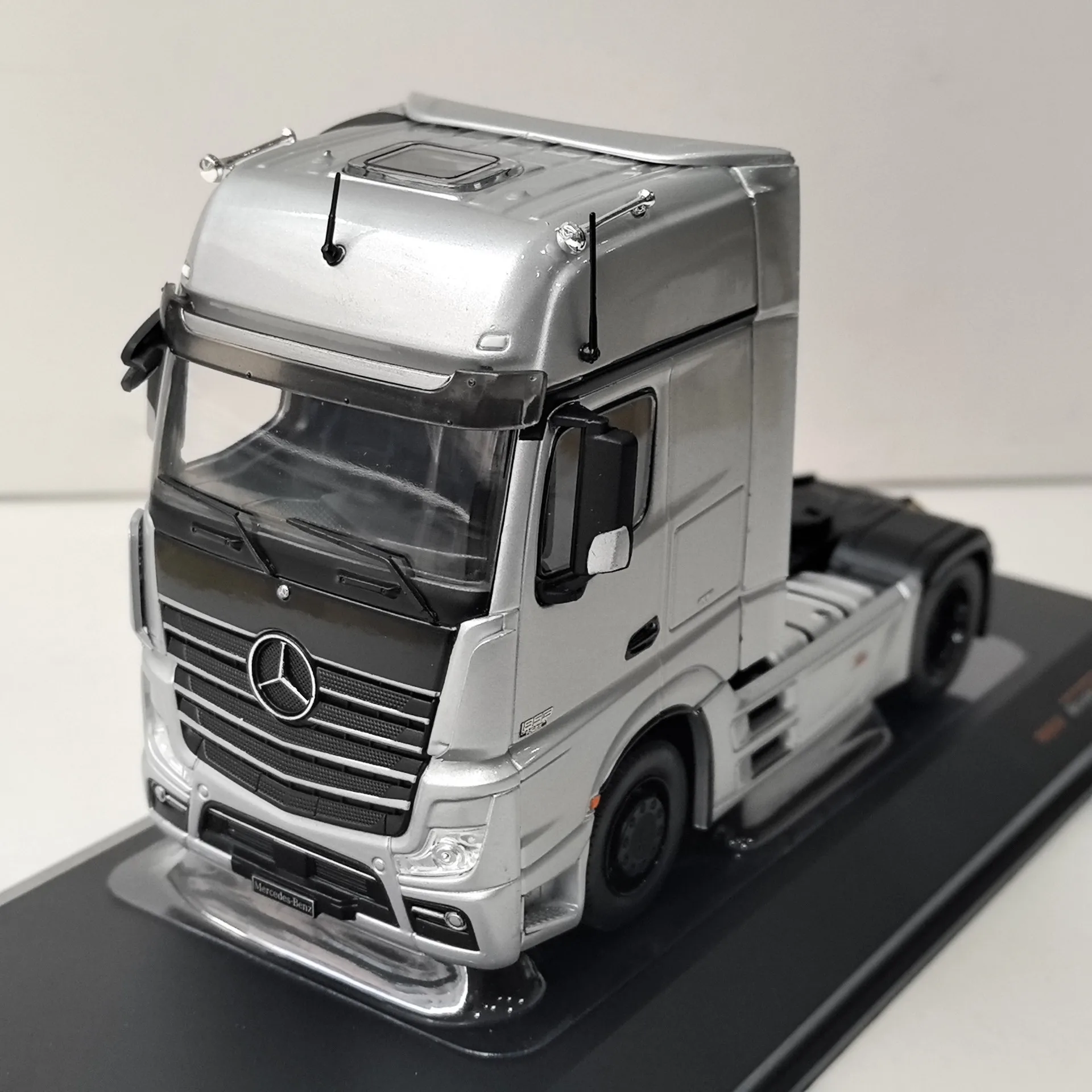 

Box Cracked Diecast IXO 1:43 Scale BENZ Actros MP4 Benz Tractor Truck Alloy Car Model Collectible Toy Gift Souvenir Display