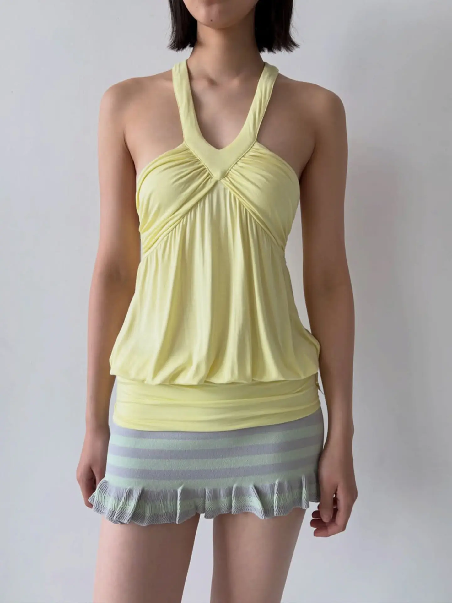 

Nh Yellow V-Neck Halter Top with Twisted Rope Design, Ruched Loose Hem, V-Neck Braided Tie Backless Short Top, Slimming Tummy-Concealing Sleeveless Top
