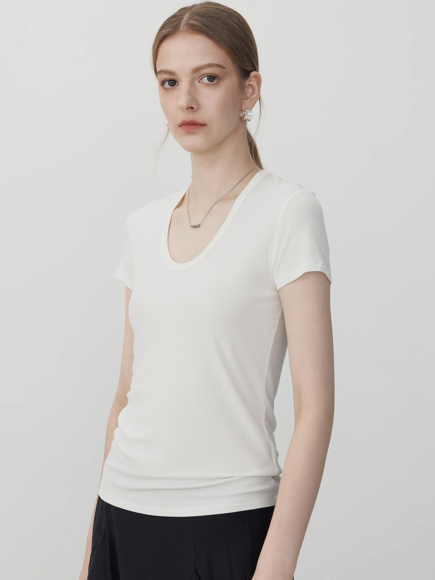 

Шелковая футболка с коротким рукавом и U-образным вырезом, женская, летняя, новый стиль, приталенная, с эффектом утяжки талии, повседневный топ, универсальная белая элегантная рубашка